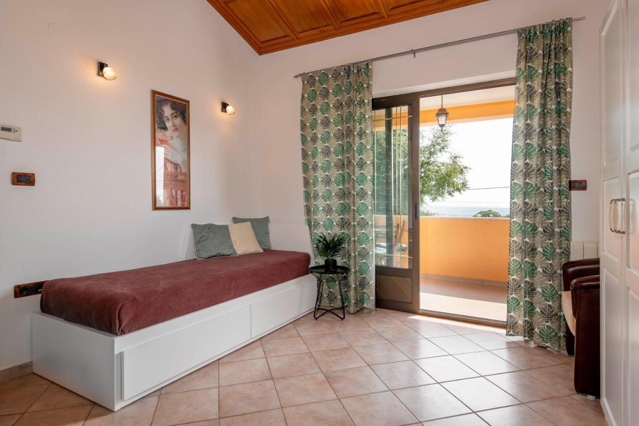 Villa Margerita With Private Pool, Yard And Parking Kastelir Ngoại thất bức ảnh
